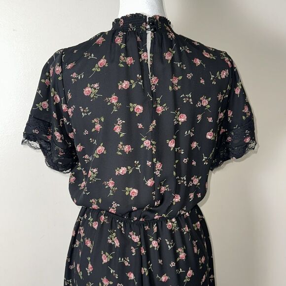 MAX+ASH S Black Gathered Mock Neck Rose Floral Short Sleeve Lace Detail Dress - Picture 5 of 9